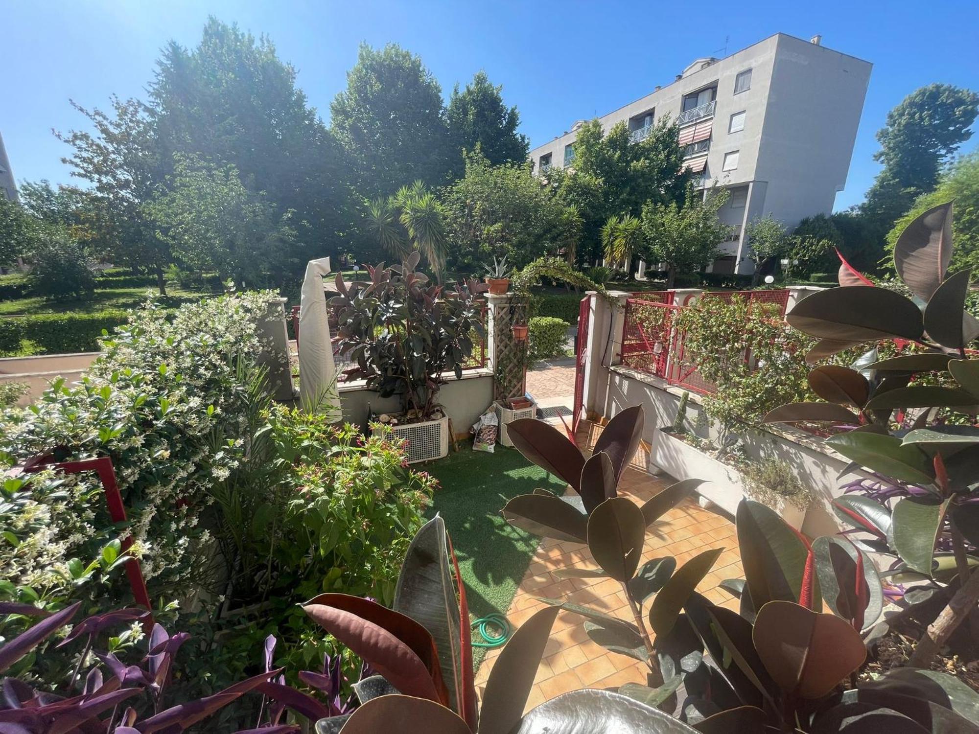 Intero Appartamento Con Giardino E Parcheggio Rome Luaran gambar